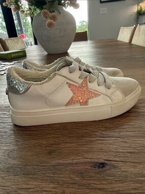 ** LIKE NEW ** Steve Madden Kids White Sneakers with Pink Glitter Star